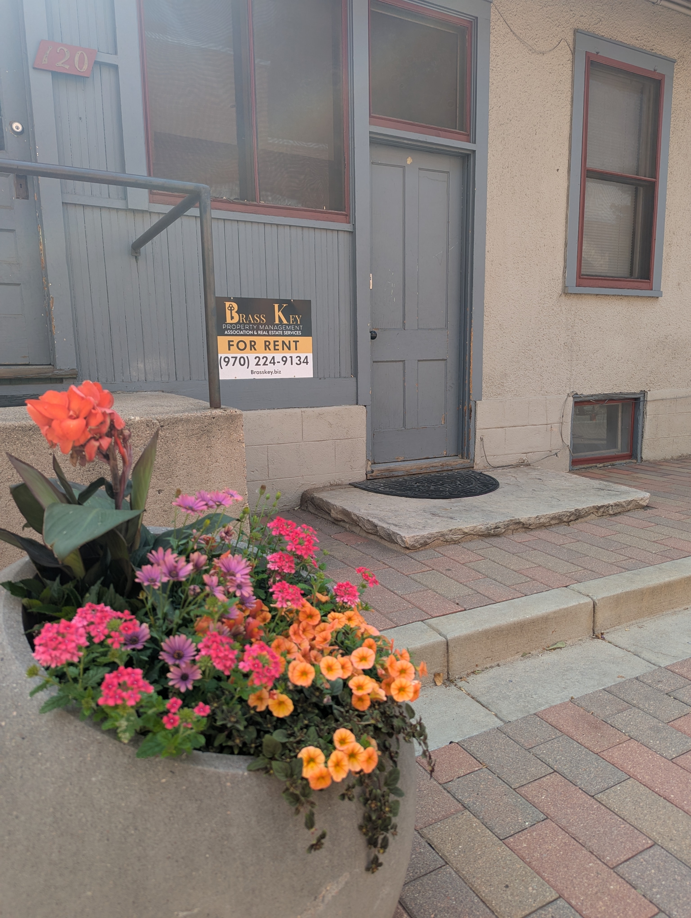 120 W laurel St